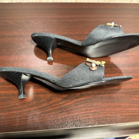 Size 10B UNISA Black Canvas / Brown Shell Kitten Heel Sandals - Picture 3 of 5